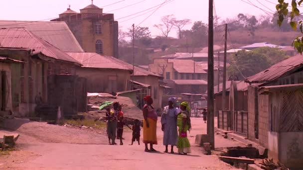 Longo Tiro Uma Rua Movimentada Pequena Cidade Africana — Vídeo de Stock
