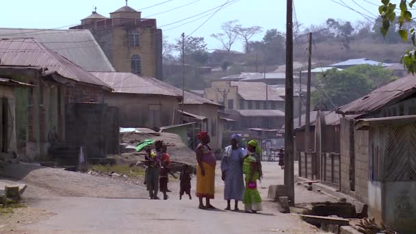 Longo Tiro Uma Rua Movimentada Pequena Cidade Africana — Vídeo de Stock