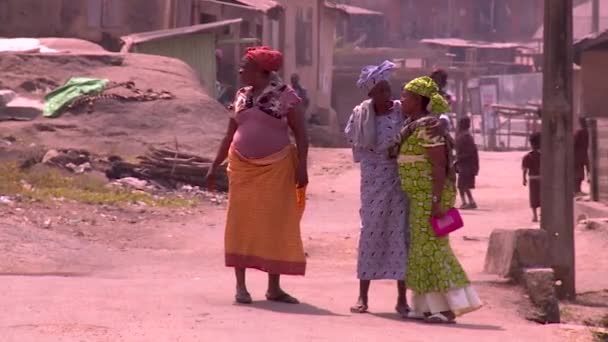 Longo Tiro Uma Rua Movimentada Pequena Cidade Africana — Vídeo de Stock