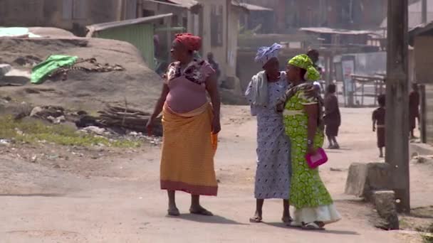 小さなアフリカの町で忙しい通りの長いショット — ストック動画