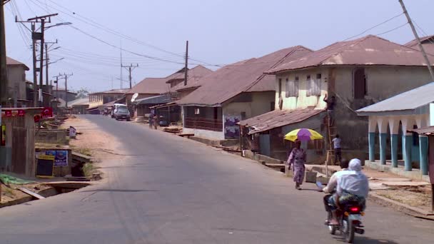 Пустая Дорога Маленький Африканский Городок Нигерии — стоковое видео