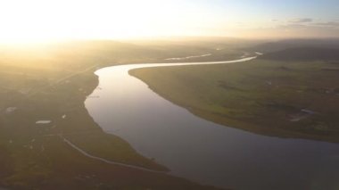 Nehir sulak araziden denize, havadan denize akıyor.