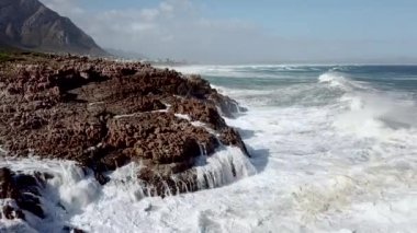 Sahilde dalgaların kırılma görüntüsü