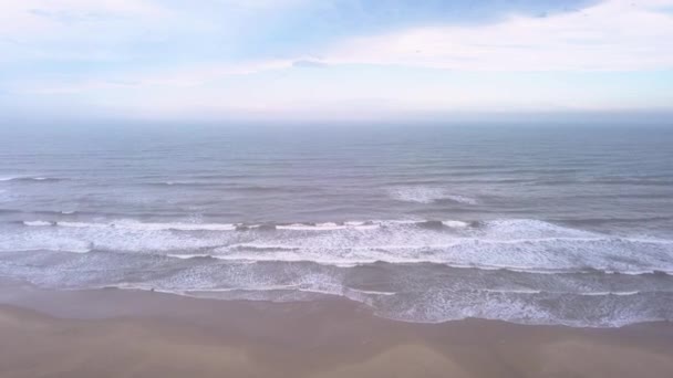 Повітряний Вигляд Хвиль Ламаються Березі — стокове відео