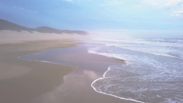 海岸に打ち寄せる波の空中風景 — ストック動画