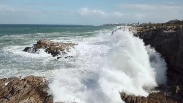 Вид Воздуха Волны Разбивающиеся Берегу — стоковое видео
