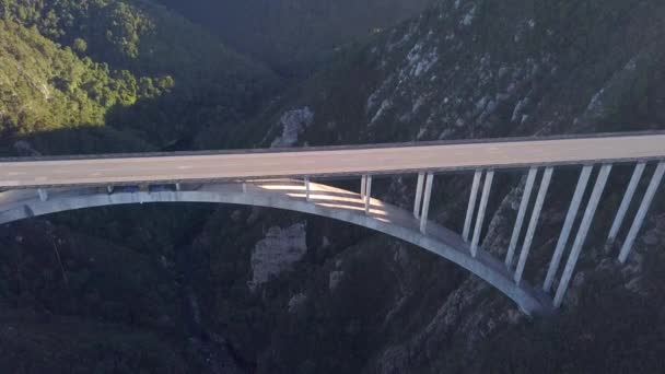 Gran Puente Arqueado Sobre Valle Profundo — Vídeo de stock