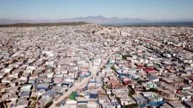 Cape Town yakınlarındaki Güney Afrika 'daki büyük bir kasabanın üzerinde.