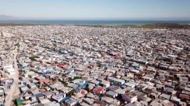 Cape Town yakınlarındaki Güney Afrika 'daki büyük bir kasabanın üzerinde.