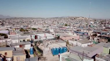 Cape Town yakınlarındaki Güney Afrika 'daki büyük bir kasabanın üzerinde.