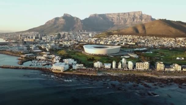 南アフリカ共和国ケープタウンの空の景色スタジアムとテーブルマウンテン — ストック動画