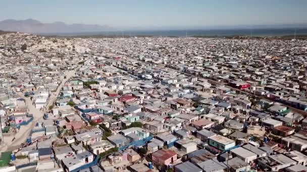 ケープタウン近くの南アフリカの巨大な町の上空 — ストック動画