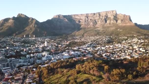 テーブルマウンテンと南アフリカのケープタウンの上空 — ストック動画