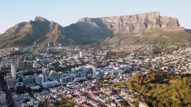 Aérea Sobre Ciudad Del Cabo Sudáfrica Con Table Montain — Vídeo de stock