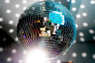 Ayna topu ışık yansımalı bir partide