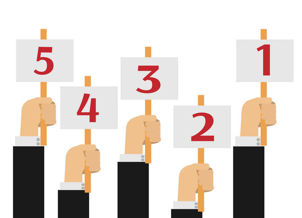 Руки держат карты со счетом
