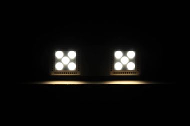 Karanlık tavanda iki Led ışıklar