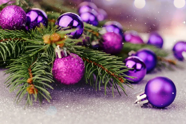 Violette Weihnachtsdekoration. Winterlicher Hintergrund — Stockfoto