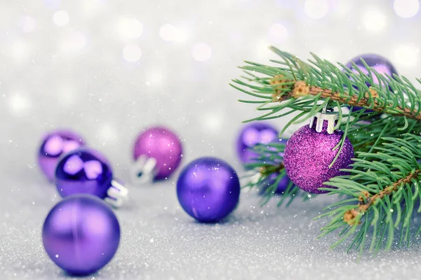 Violette Weihnachtsdekoration. Winterlicher Hintergrund — Stockfoto