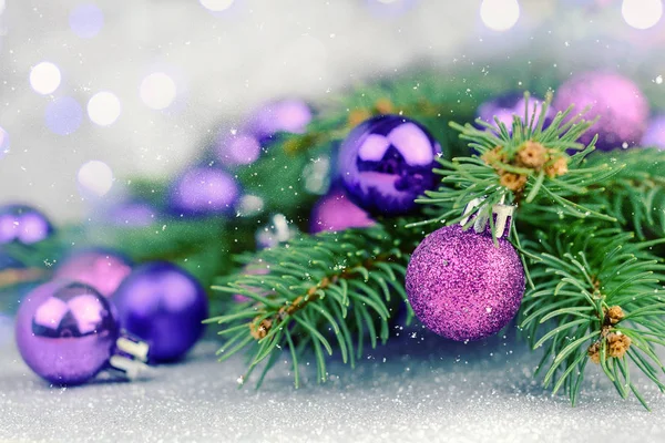 Violette Weihnachtsdekoration. Winterlicher Hintergrund — Stockfoto