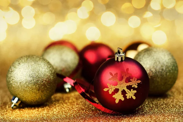 Weihnachtlicher Hintergrund. rote und goldene Kugeln — Stockfoto