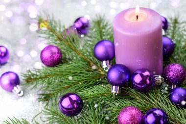 Menekşe Noel dekorasyon.