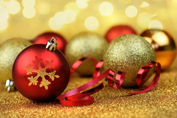 Рождественский фон Красные и золотые шарики — стоковое фото