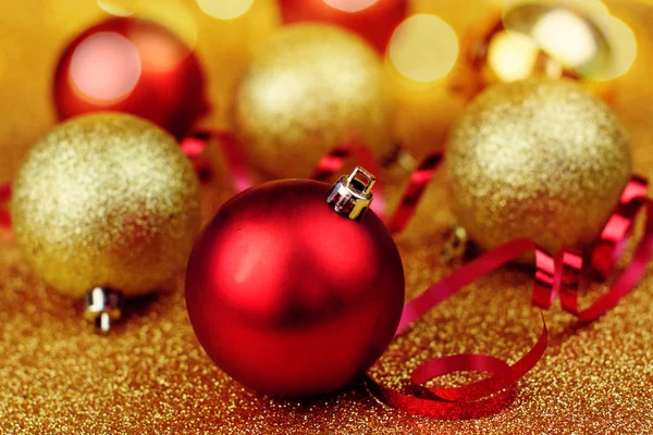 Weihnachtlicher Hintergrund. rote und goldene Kugeln — Stockfoto