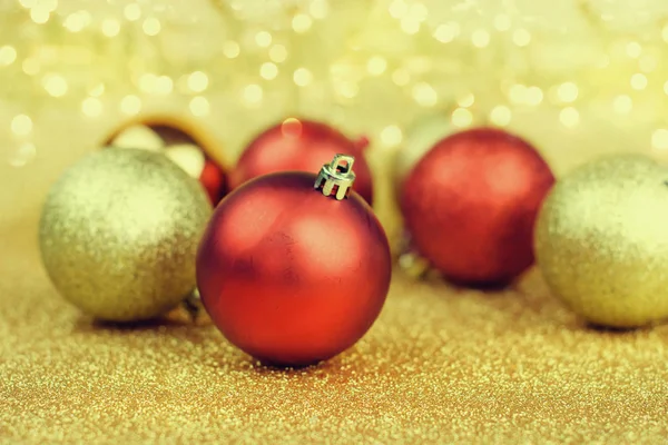 Fundo de Natal. Bolas vermelhas e douradas — Fotografia de Stock