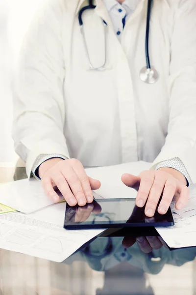 Medicina medico mano che lavora con computer tablet digitale — Foto Stock