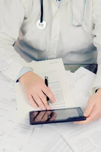 Médico de medicina mão trabalhando com computador tablet digital — Fotografia de Stock