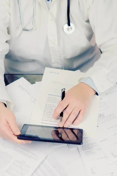 Medizinerhand arbeitet mit digitalem Tablet-Computer — Stockfoto