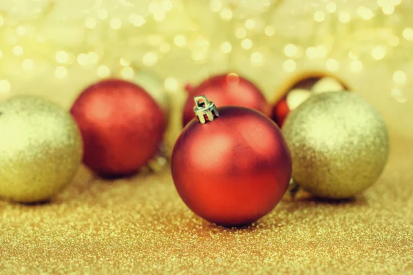 Fond de Noël. Boules rouges et dorées — Photo