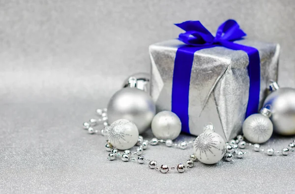 Срібний різдвяний фон з синім акцентом — стокове фото