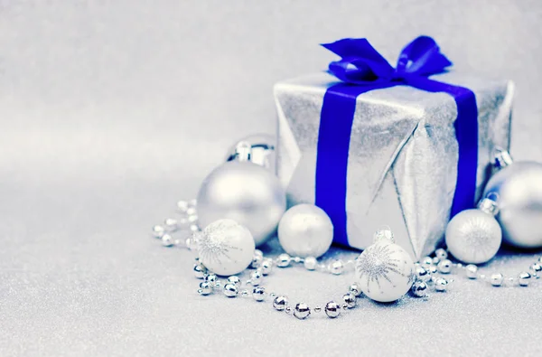 Ασημί χριστουγεννιάτικο φόντο με μπλε προφορά — Φωτογραφία Αρχείου