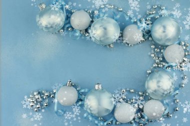 mavi ve gümüş Noel topları