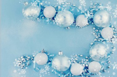 mavi ve gümüş Noel topları