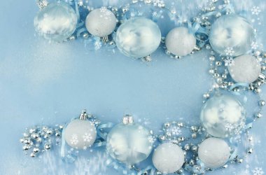 mavi ve gümüş Noel topları