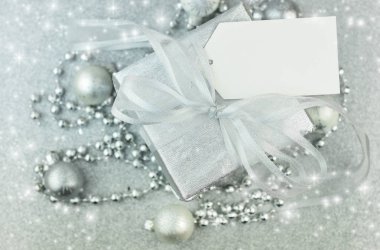 Noel topları ile dekorasyon parlak zemin üzerine gümüş