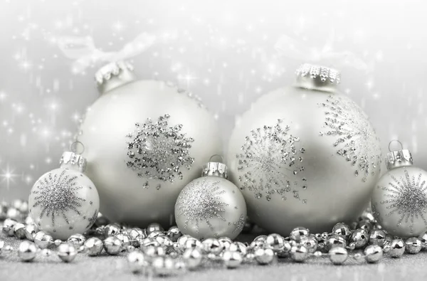 Boules de Noël en argent avec décoration sur fond brillant — Photo