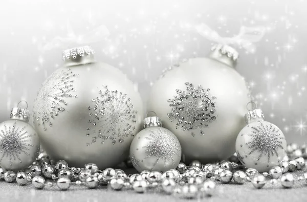Срібні різдвяні кульки з прикрасою на блискучому фоні — стокове фото