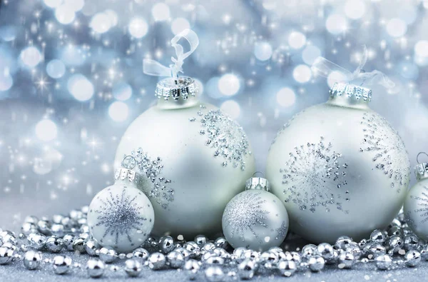 Boules de Noël en argent avec décoration sur fond brillant — Photo