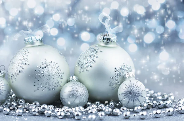 Boules de Noël en argent avec décoration sur fond brillant — Photo