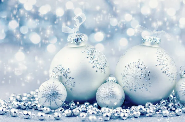 Zilveren kerstballen met decoratie op glanzende achtergrond — Stockfoto