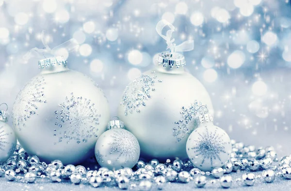 Серебряные рождественские шары с украшением на блестящем фоне — стоковое фото