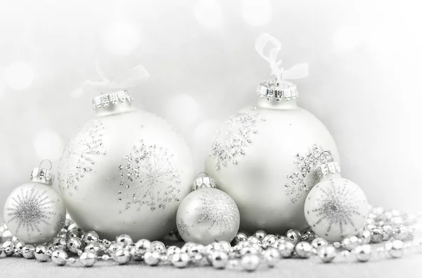 Срібні різдвяні кульки з прикрасою на блискучому фоні Стокове Фото