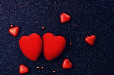 Sevgililer günün kutlu olsun. İki kırmızı kalp