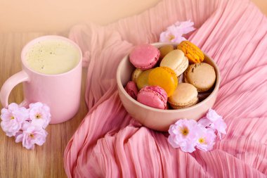 Macaroons kahve ile plaka üzerinde