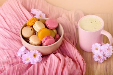 Macaroons kahve ile plaka üzerinde