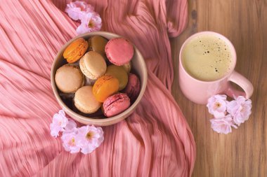 Macaroons kahve ile plaka üzerinde